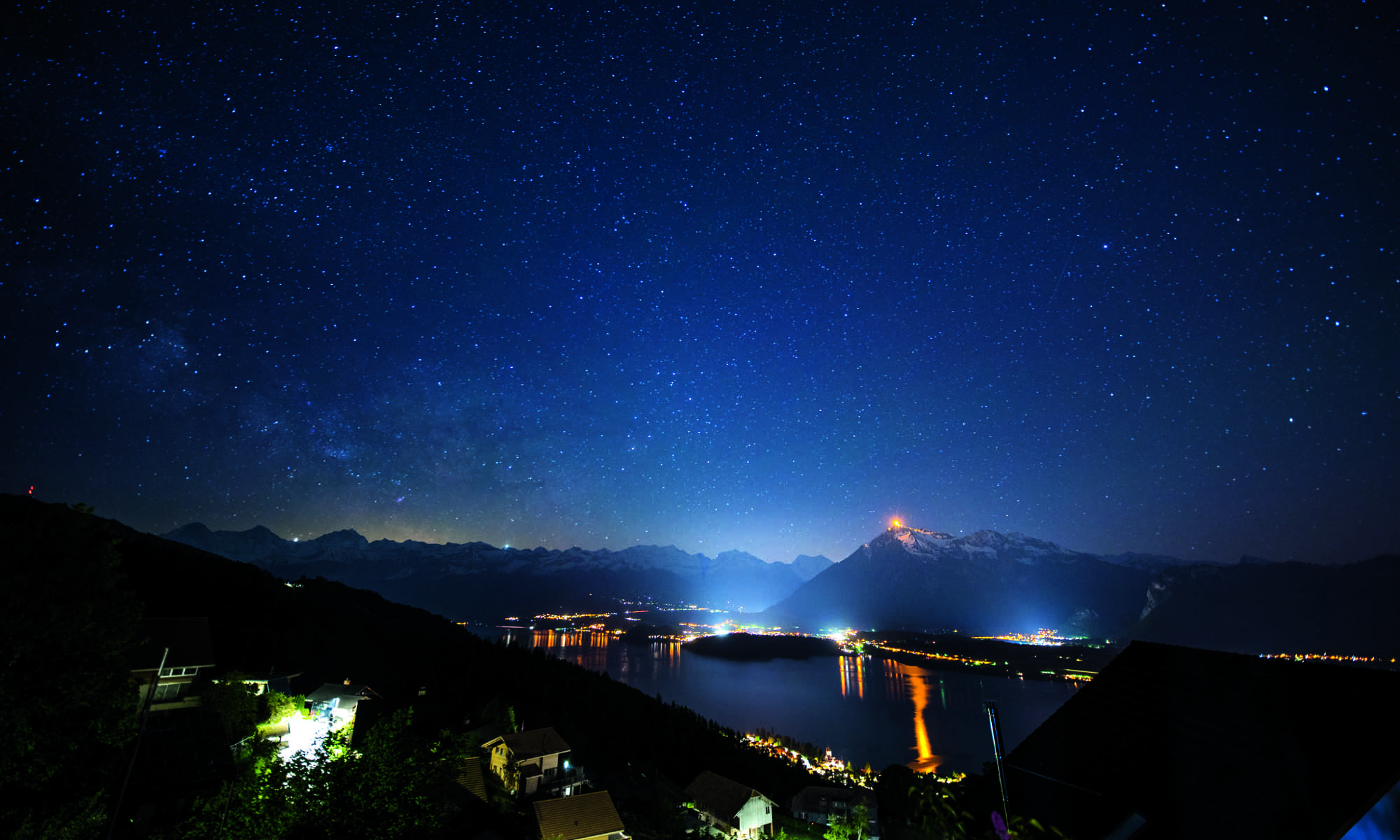 Panoramabild Sterne über dem Thunersee